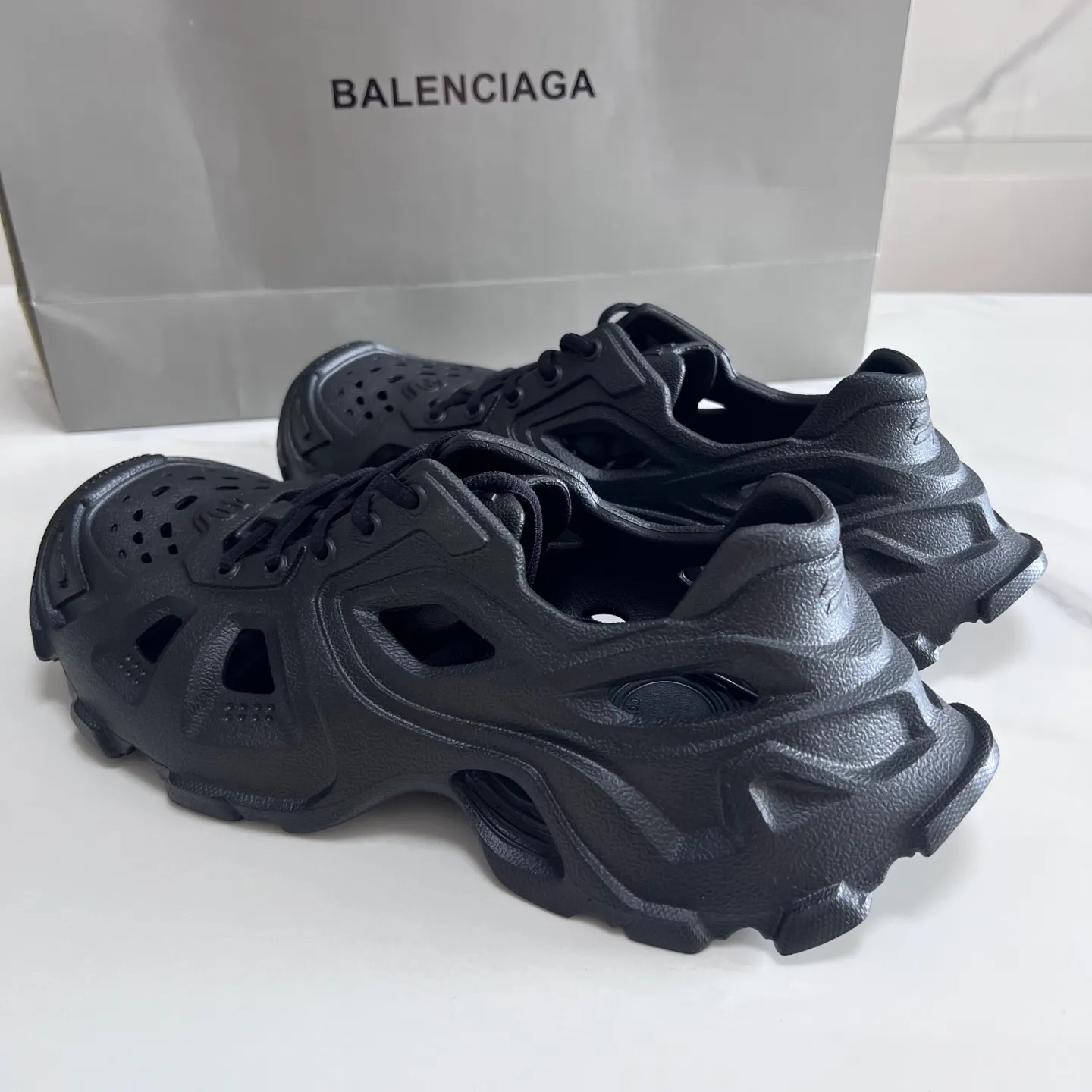 👟👟Ex-factory price 380👟👟 Balenciaga must-have beach shoes for summer: Men's and women's shoes are made of ultra-light 95% (injection molding) EVA plastic, 5% foam plastic foam cushioning material #Ultra-lightweight one-piece foam shoe mold ❗ New summer product, French high-end luxury brand - Balenciaga BALENCIAGA 3XL Rubber Low Top Sneakers 3XL version series summer beach wading versatile trendy lace-up casual sports hole sandals. Size: 35-46